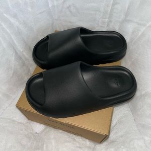 Yeezy Onyx Slide (sz 7)